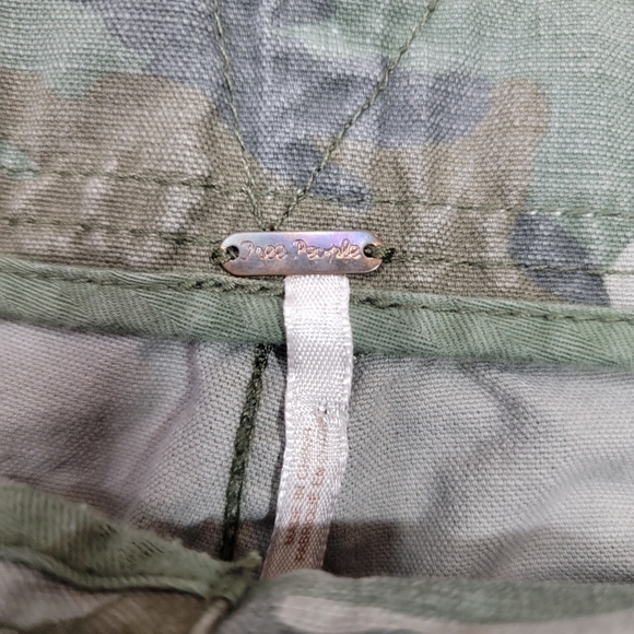 FREE PEOPLE HIGH RISE CAMO SHORTS, SIZE S - Picture 3 of 8
